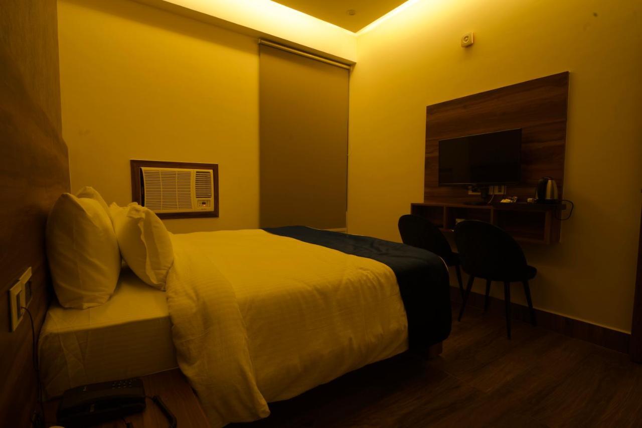 Dolphin Club Hotel Chinhat Kültér fotó